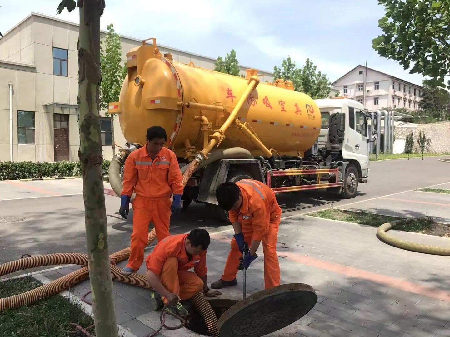 眉山管道疏通车停在窨井附近