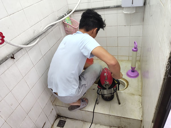 眉山管道堵塞冒臭气 专业师傅现场解决问题