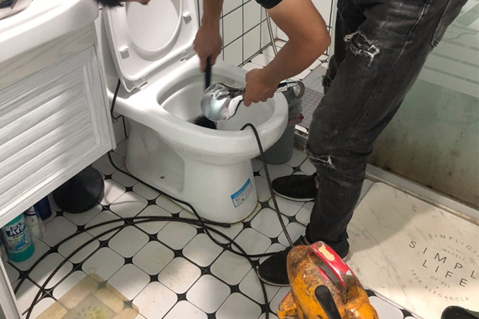 眉山马桶堵塞自己疏通还是找师傅？专业上门服务让你省时更省心